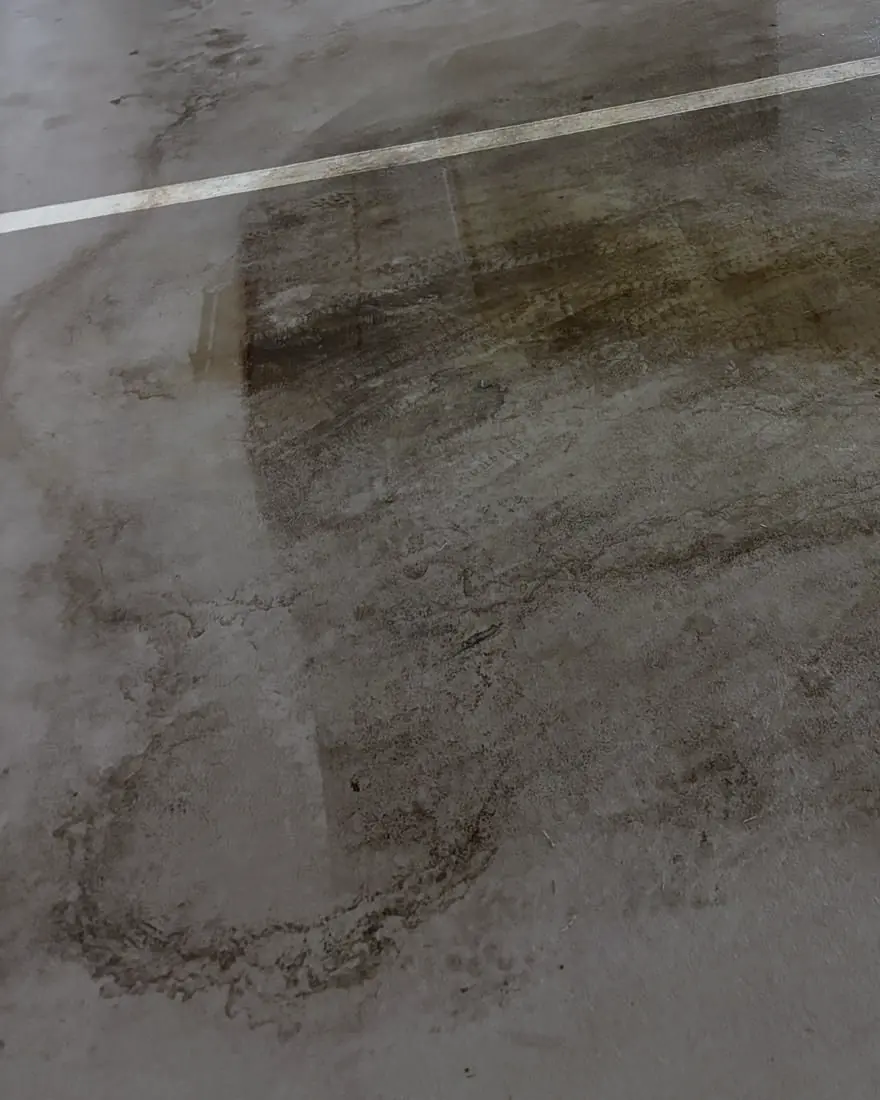Tiefgarage vorher: verschmutzter Betonboden