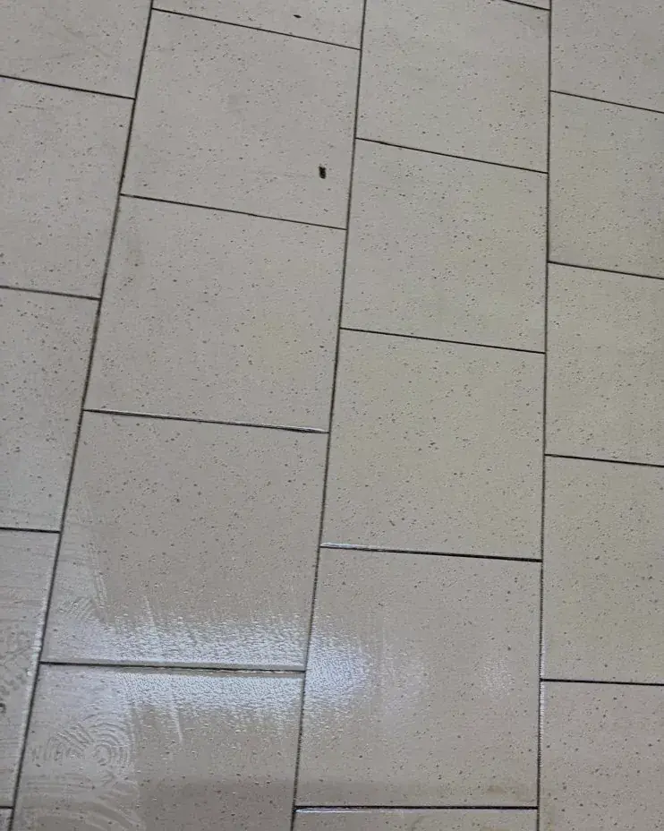 Gereinigter Hallenboden mit Gitterboxen am Rand.