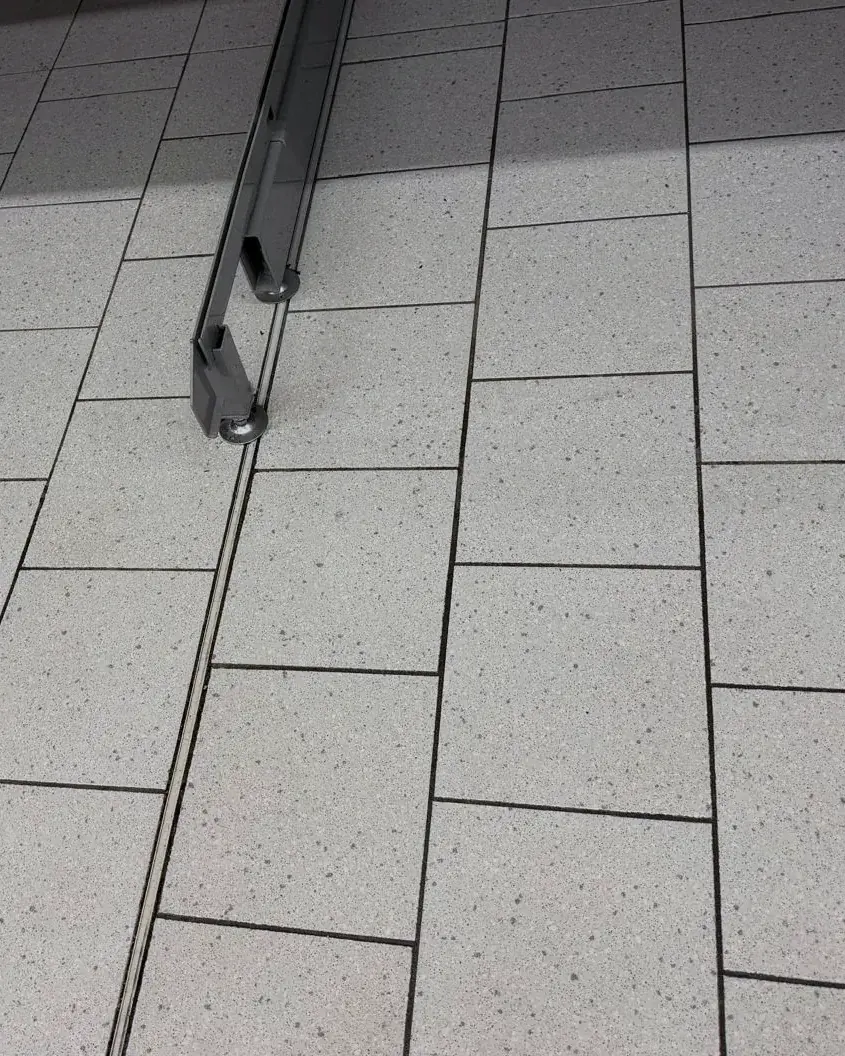 Gereinigte Verkaufsfläche mit glänzendem Fliesenboden, Detailansicht der Fliesen.